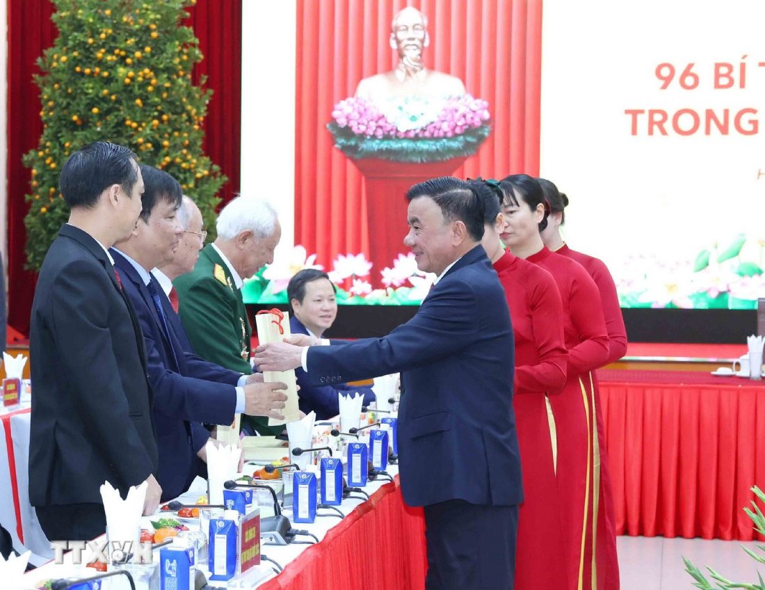 Politburo Member, Standing Secretary of the Secretariat Tran Cam Tu presents souvenirs to outstanding Party Cell Secretaries nationwide. Photo: Phuong Hoa/VNA