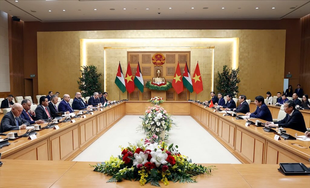 Prime Minister Pham Minh Chinh receives Speaker of the Jordanian House of Representatives Mazen Turki El Qadi on February 3. 2. Photo: Hai Nguyen