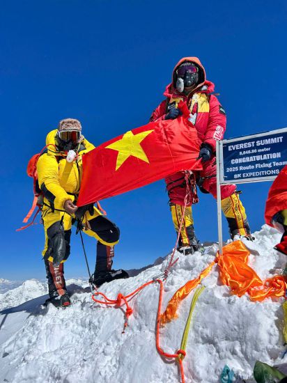 Nguyễn Mạnh Duy trên đỉnh Everest 9h9’ sáng 11.5.2025.  Ảnh Nhân vật cung cấp