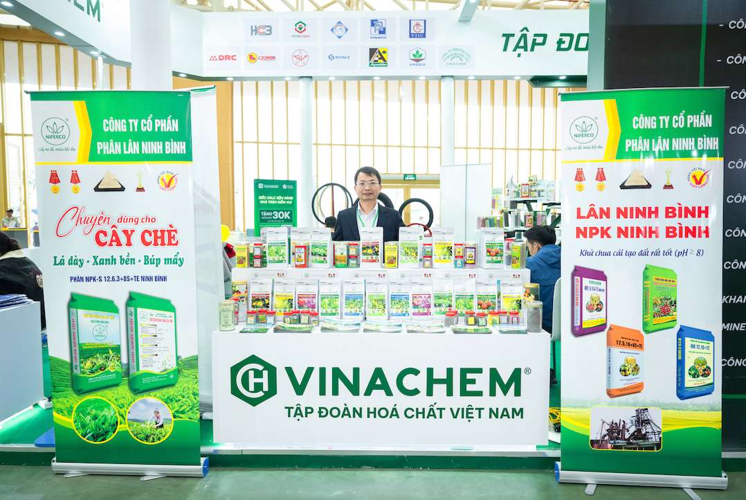 Khu trưng bày của Vinachem được bố trí tại Hall 5 – gian số 28 với diện tích hơn 100 m2, nằm trong phân khu “Xuân Thịnh vượng” do Bộ Công Thương tổ chức – nơi quy tụ nhiều doanh nghiệp đa ngành lớn. Ảnh: Vinachem