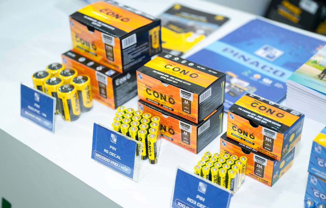 Các sản phẩm được trưng bày bao gồm nhóm phân bón, pin-ắc quy, sản phẩm tẩy rửa, sản phẩm chăm sóc sức khỏe, săm lốp cao su, và nhiều nhóm sản phẩm khác đến từ các đơn vị thành viên. Ảnh: Vinachem