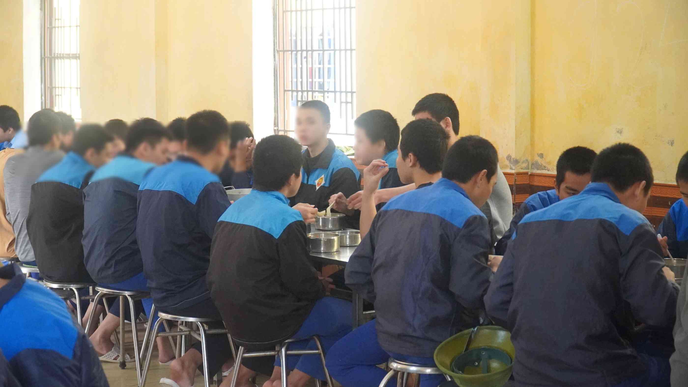 Thời gian ăn trưa của các em tại trường giáo dưỡng. Ảnh: Minh Vũ