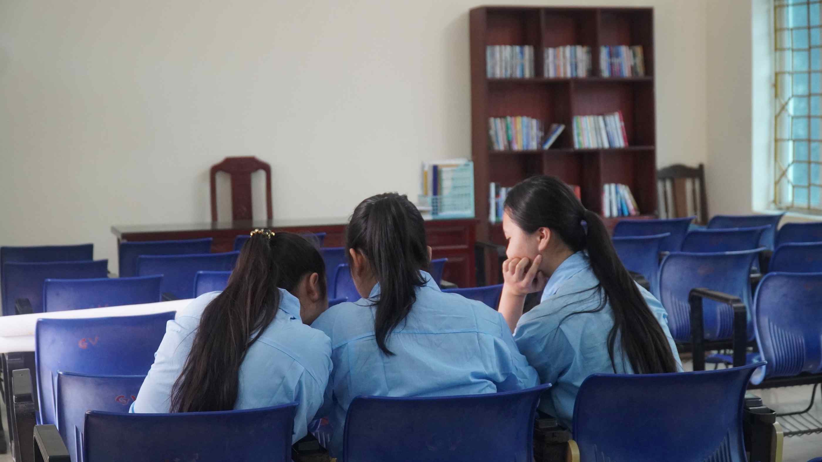 Thư viện trở thành điểm dừng quen thuộc, nơi các em lặng lẽ đọc báo, sách và suy ngẫm về những điều tích cực cho chặng đường phía trước. Ảnh: Minh Vũ