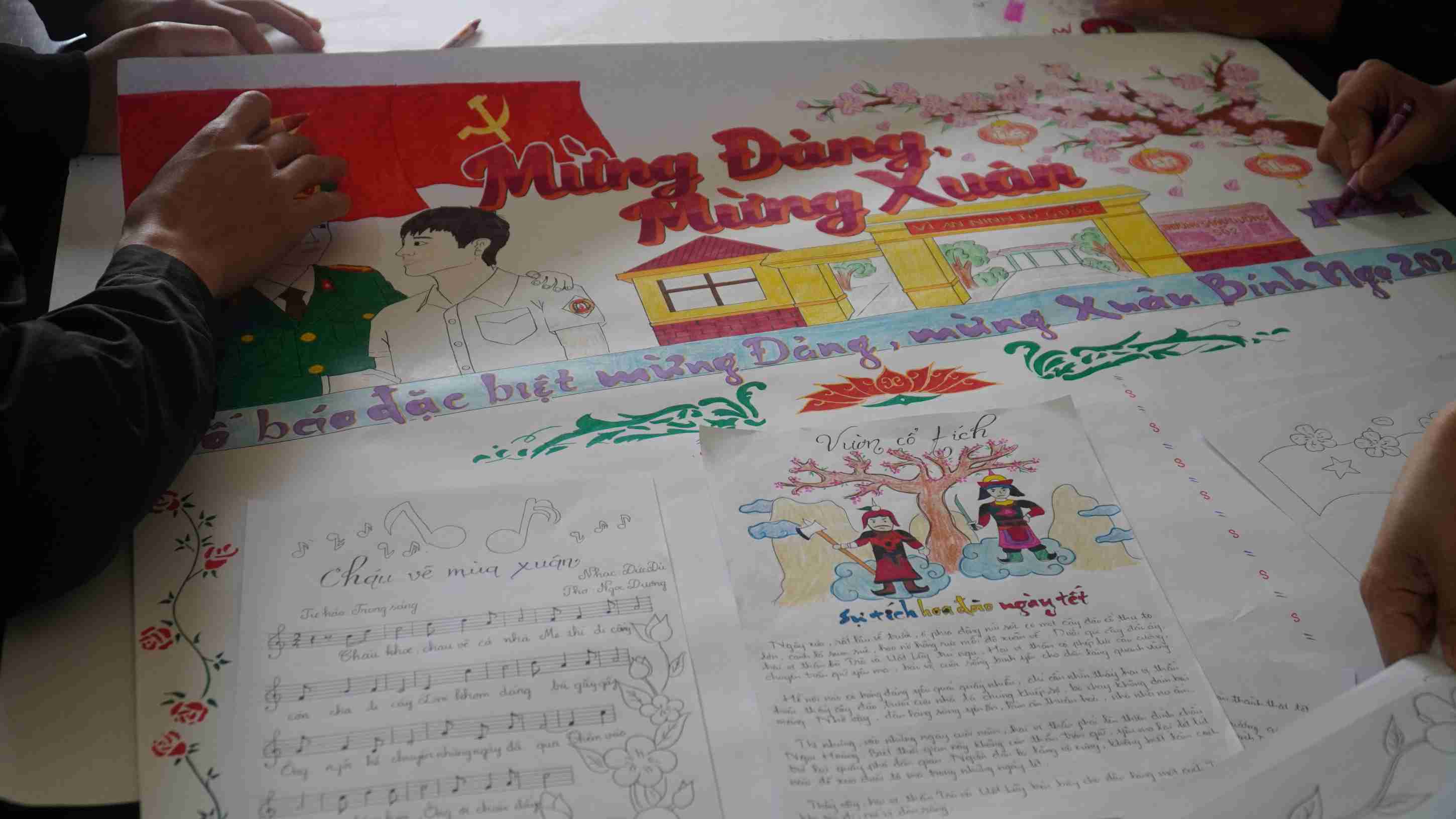 Trong các hoạt động tập thể, làm báo tường là sân chơi được các em đặc biệt yêu thích. Ảnh: Minh Vũ