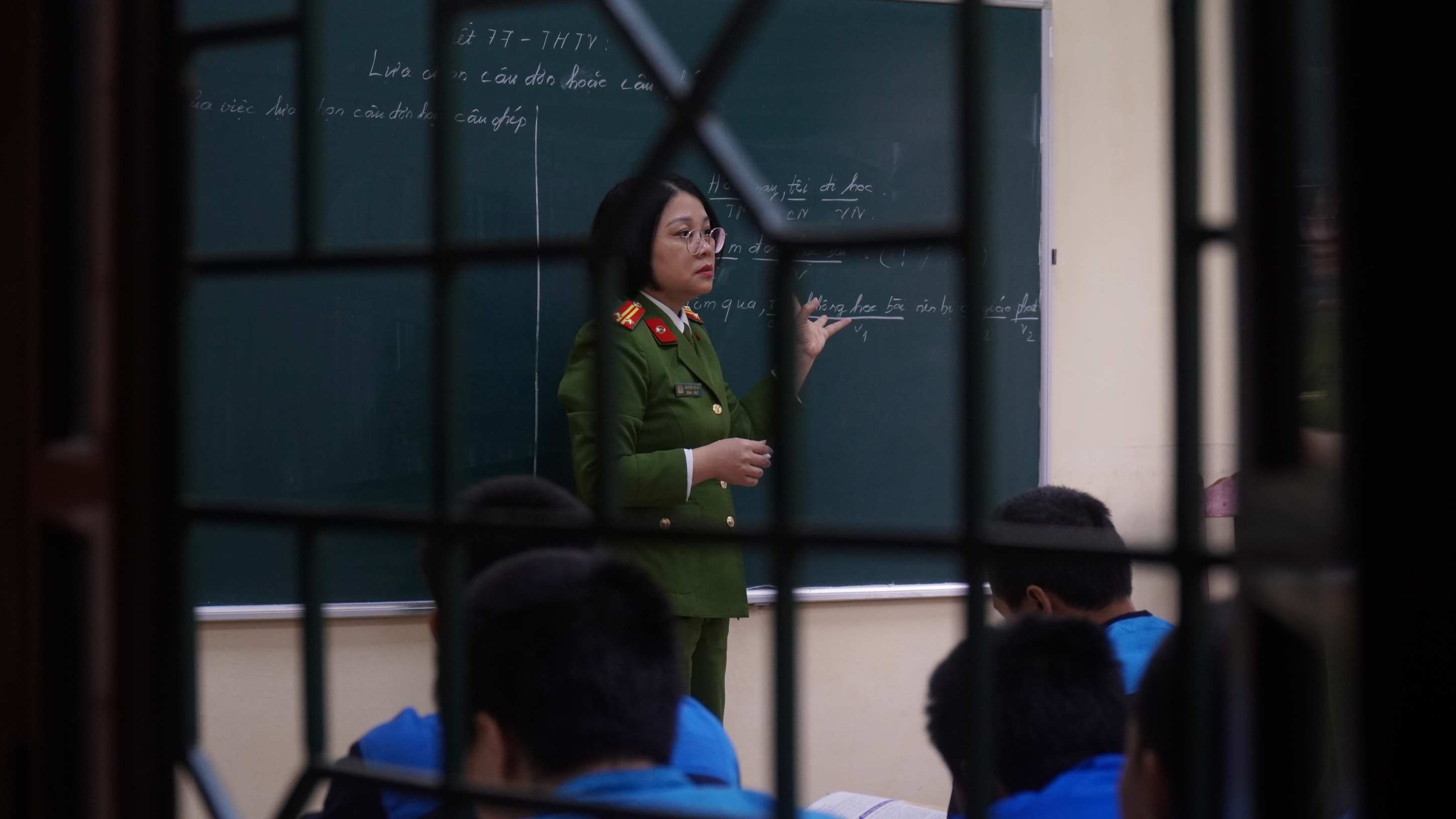 Lớp học giản dị nơi các em bắt đầu hành trình làm lại từ đầu. Ảnh: Minh Vũ 