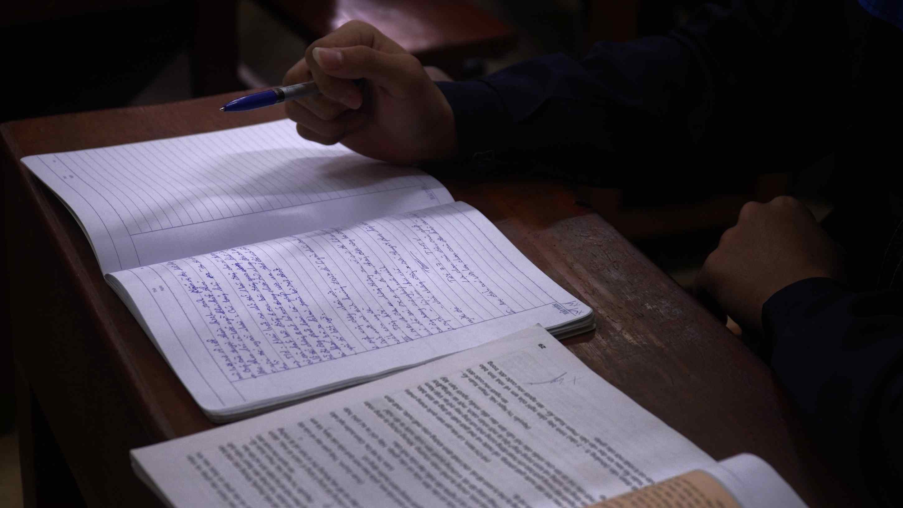 Mỗi trang vở là một bước nhỏ trên con đường trở về cuộc sống đúng nghĩa. Ảnh: Minh Vũ