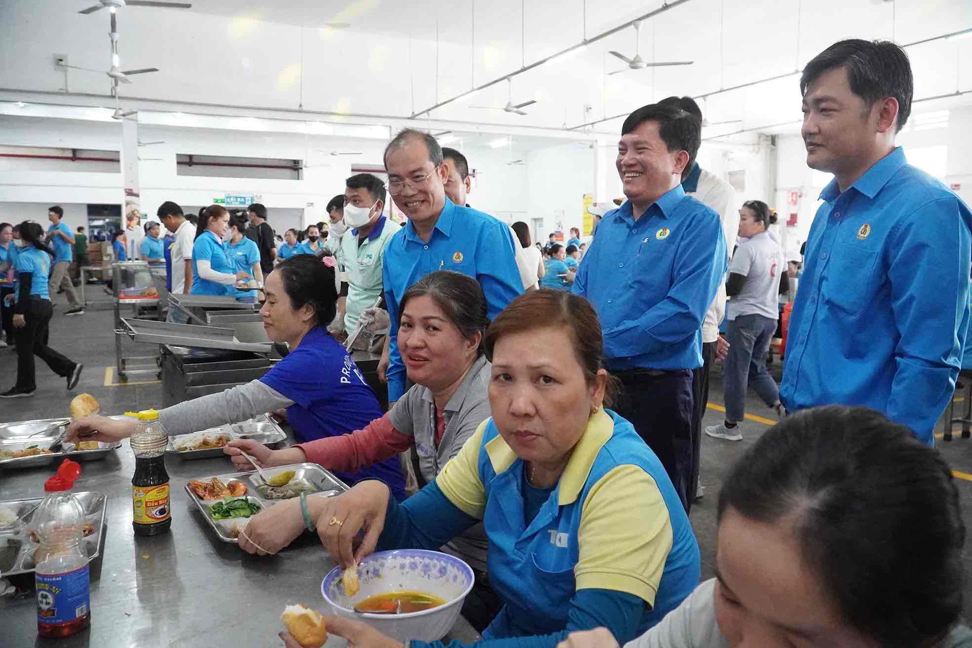 Phó Chủ tịch Tổng LĐLĐVN Nguyễn Xuân Hùng, lãnh đạo LĐLĐ tỉnh Đồng Nai và Ban lãnh đạo Công ty TKG Taekwang Vina thăm hỏi công nhân tại Bữa cơm tất niên công đoàn. Ảnh: HAC