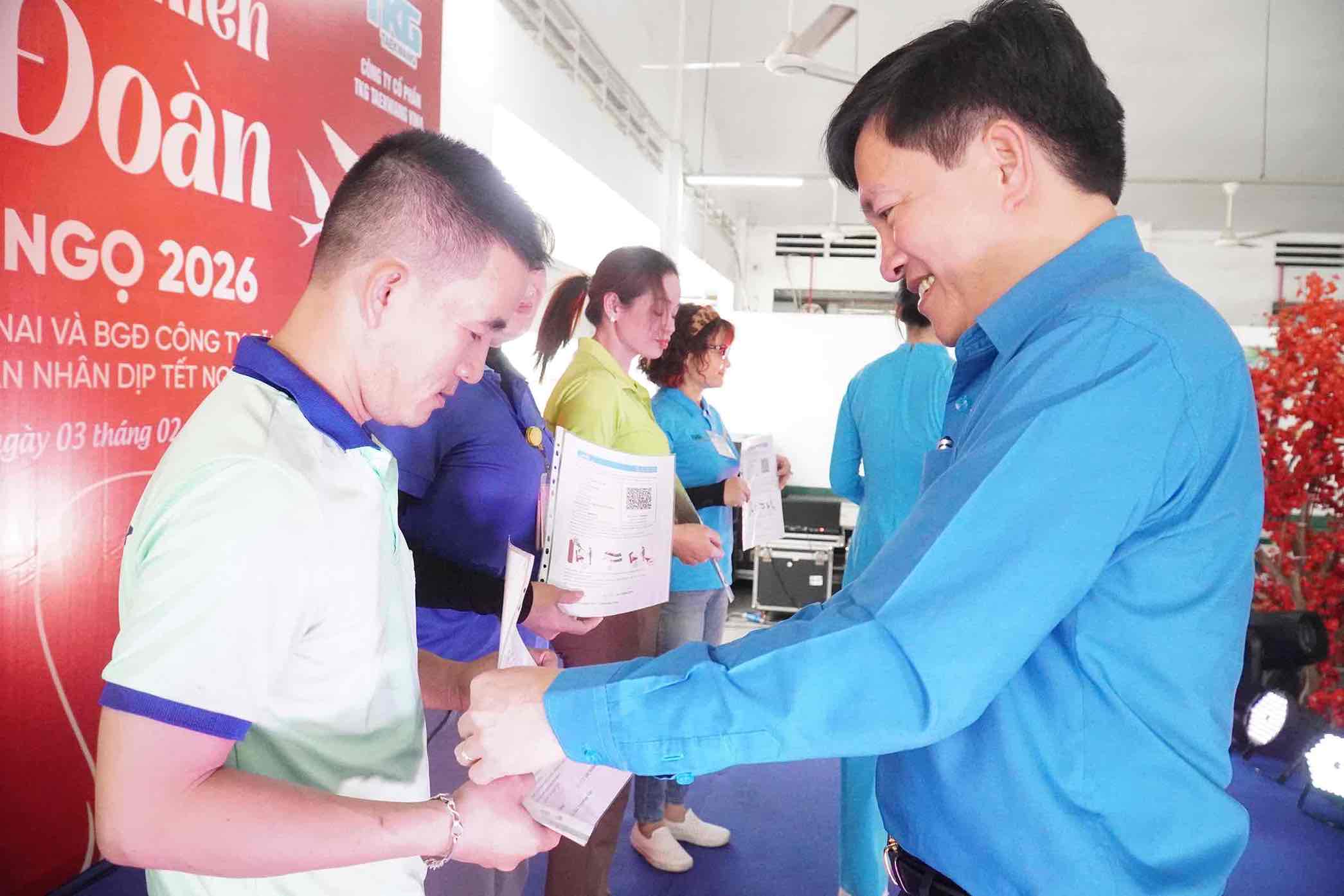 Phó Chủ tịch Tổng LĐLĐVN Nguyễn Xuân Hùng trao vé tàu Tết cho công nhân. Ảnh: HAC