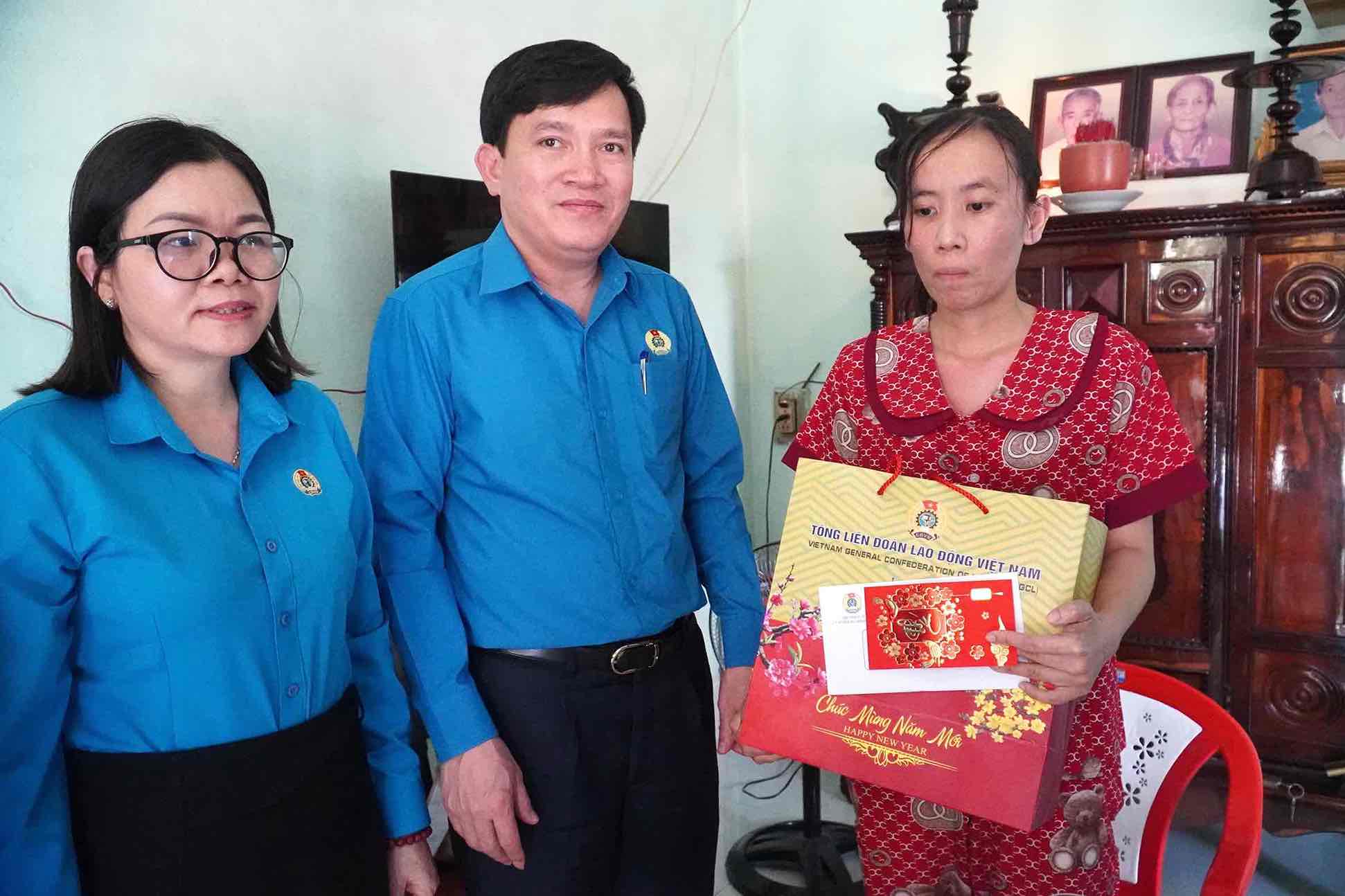 Phó Chủ tịch Tổng LĐLĐVN Nguyễn Xuân Hùng và các cấp công đoàn trong tỉnh Đồng Nai thăm hỏi tặng quà Tết công nhân mắc bệnh hiểm nghèo. Ảnh: HAC