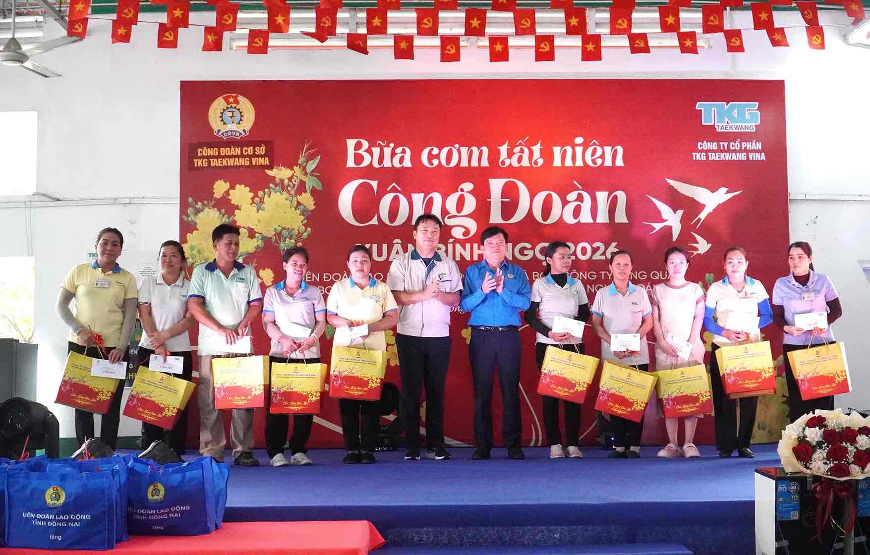 Le vice-président de la Confédération générale du travail du Vietnam, Nguyễn Xuân Hùng, et la direction de la société TKG Taekwang Vina remettent des cadeaux du Têt aux ouvriers en difficulté. Photo: HAC