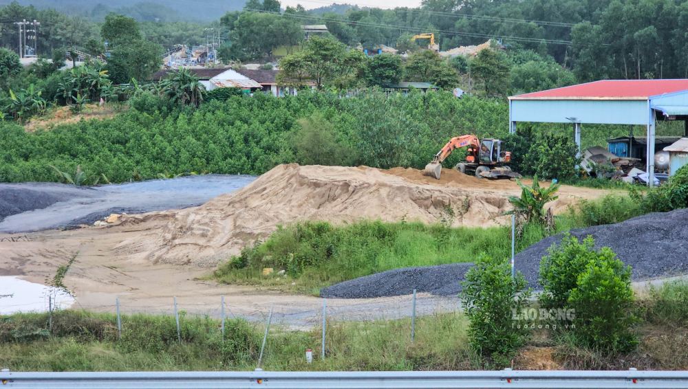 Bãi tập kết trái phép hoạt động thời gian dài (ảnh chụp tháng 12.2025). Ảnh: PV.