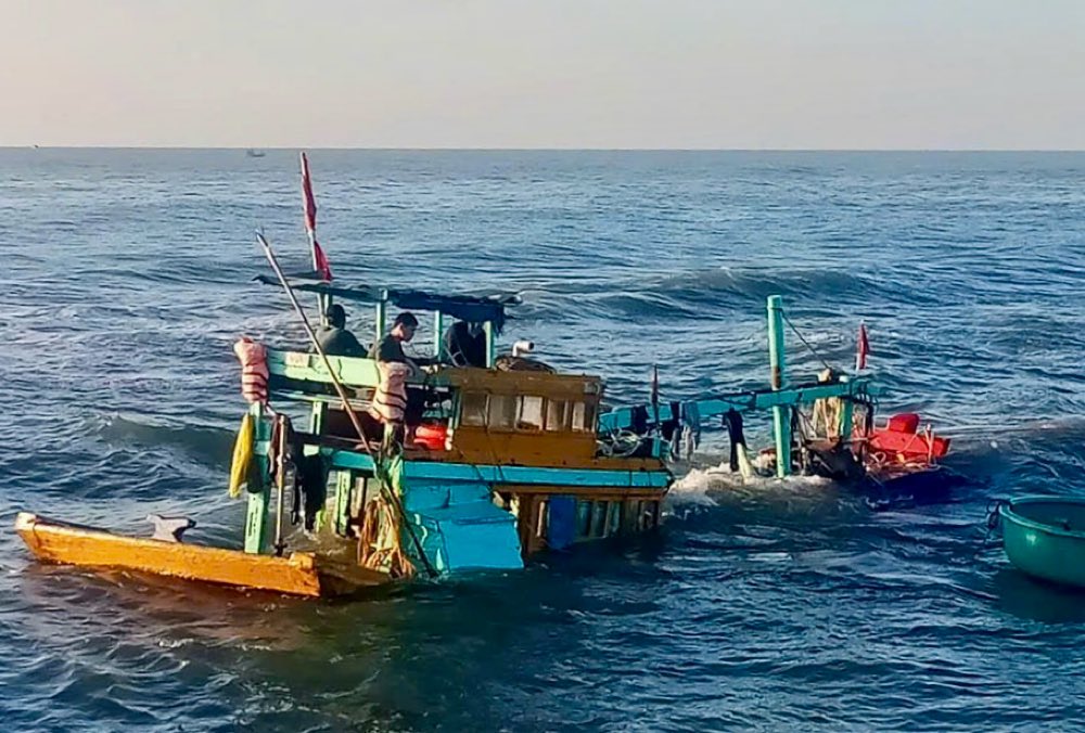 Tàu cá bị chìm sáng 3.2 tại cửa Cảng La Gi. Ảnh: Người dân cung cấp