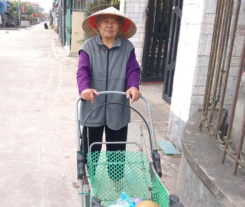 Bà The yên tâm hơn về chi phí đi lại, chúc Tết người thân khi được nhận 2 tháng lương hưu. Ảnh: Mạnh Cường. 