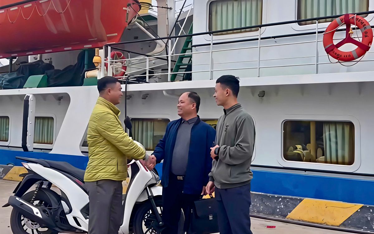 Moments of farewell to loved ones before boarding the ship to the island for Tet duty. Photo: Xuan Nha