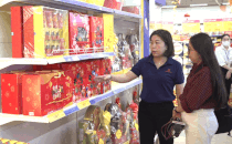 Affordable Tet gift baskets are sold a lot at supermarkets.