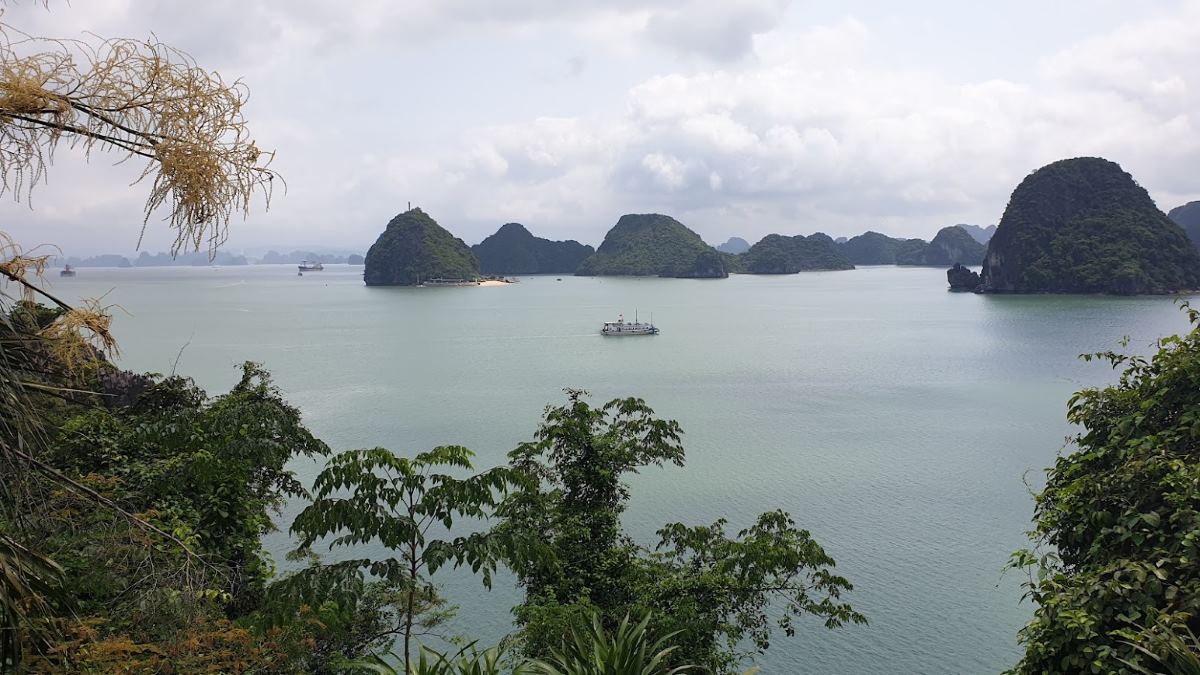 Doanh thu từ bán vé tham quan vịnh Hạ Long đang trở lại ngưỡng 1.000 tỉ đồng/năm. Ảnh: Nguyễn Hùng