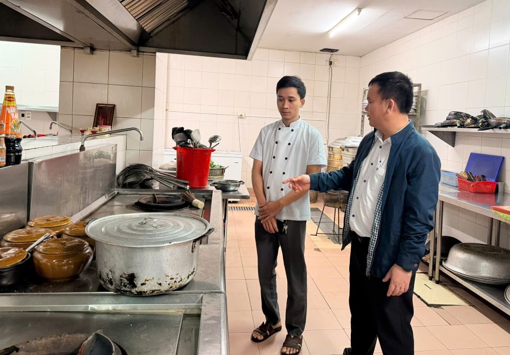 The inter-sectoral inspection team conducted inspections of kitchens at some restaurants and hotels in Quang Tri province to prevent the risk of food poisoning during the Lunar New Year. Photo: Thanh Trung.