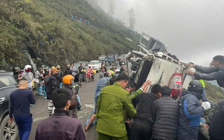 Scene of the pickup truck overturning, injuring 3 people. Photo: Thanh Lien