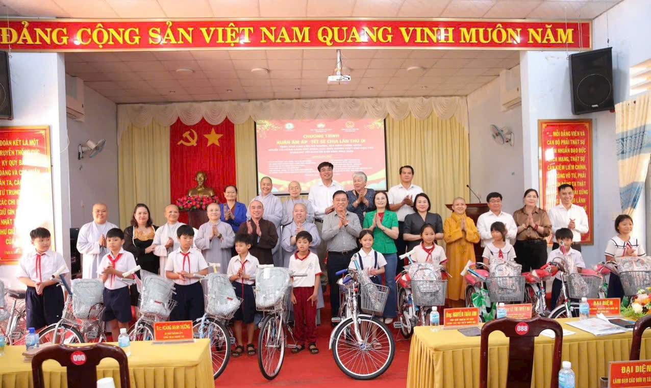 Nearly a decade of sowing the Spring of Compassion, the working delegation handed over 50 bicycles to poor students overcoming difficulties. Photo: Ha Le