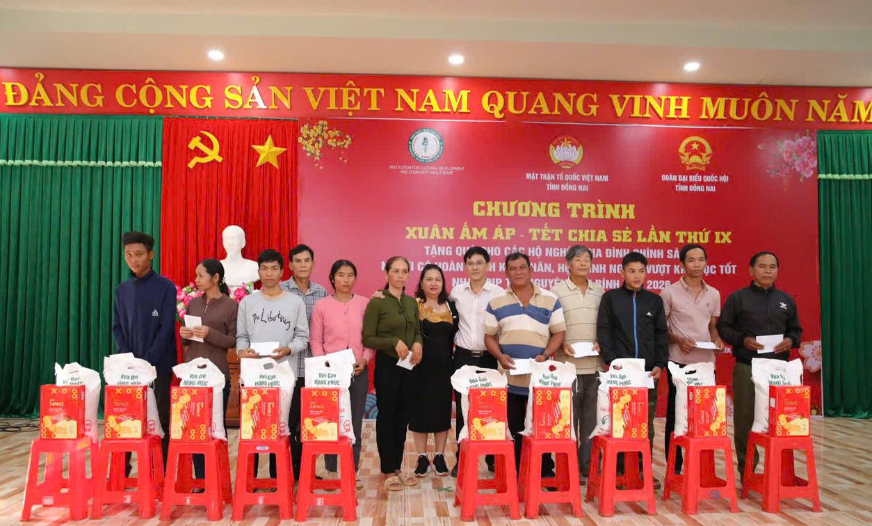 Người dân hạnh phúc nhận những suất quà ý nghĩa từ Đoàn công tác của Viện Phát triển văn hóa và chăm sóc sức khỏe cộng đồng. Ảnh: Hà Lê