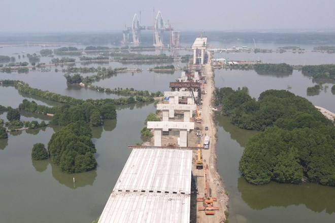 Dự án cầu Phước An đang vươn ra sông Thị Vải, tiến độ thi công đã đạt khoảng 50%. Ảnh: Khánh Nam 