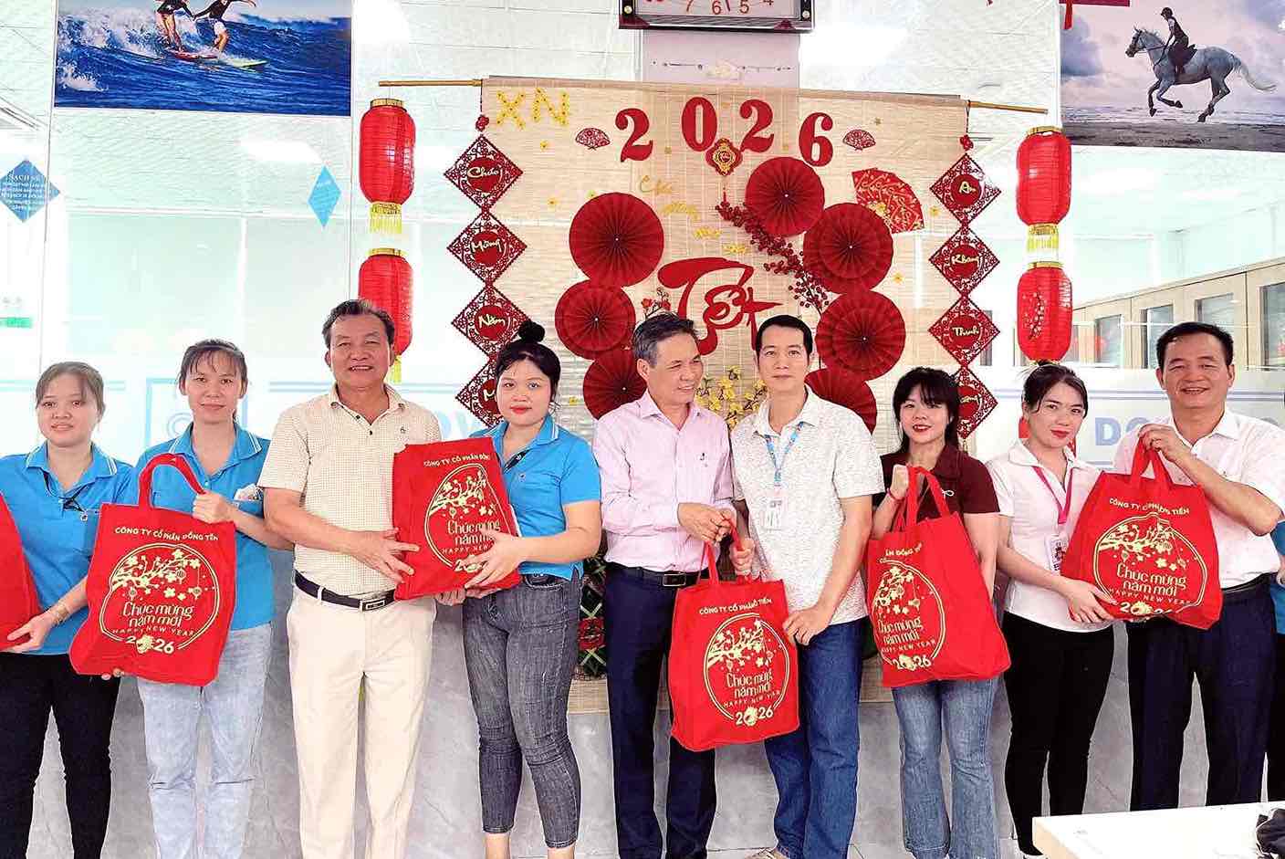 The Board of Directors of Dong Tien Joint Stock Company pays Tet bonuses and Tet gifts to company officials and employees on February 3. Photo: HAC