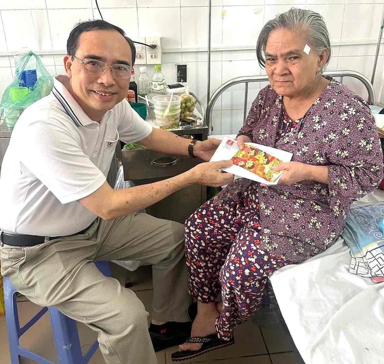 Ban lãnh đạo Công ty Cổ phần Đồng Tiến chúc Tết mẹ Việt Nam anh hùng tại tỉnh Đồng Nai. Ảnh: HAC