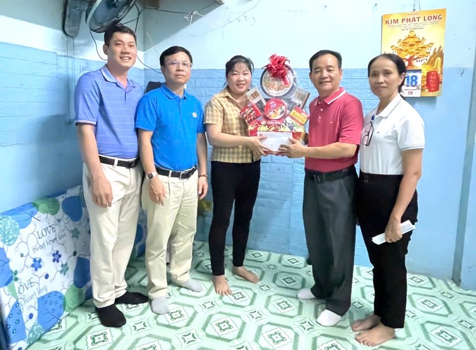 Ban lãnh đạo Công ty Cổ phần Đồng Tiến và Công đoàn cơ sở công ty thăm, tặng quà đoàn viên, người lao động có hoàn cảnh khó khăn nhân dịp Tết Nguyên đán Bính Ngọ năm 2026. Ảnh: HAC