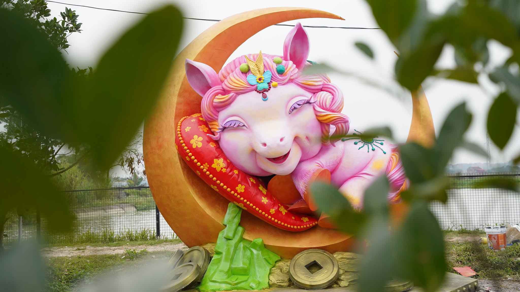 Chú ngựa khổng lồ mang Tết ấm đến người nghèo Bắc Ninh.