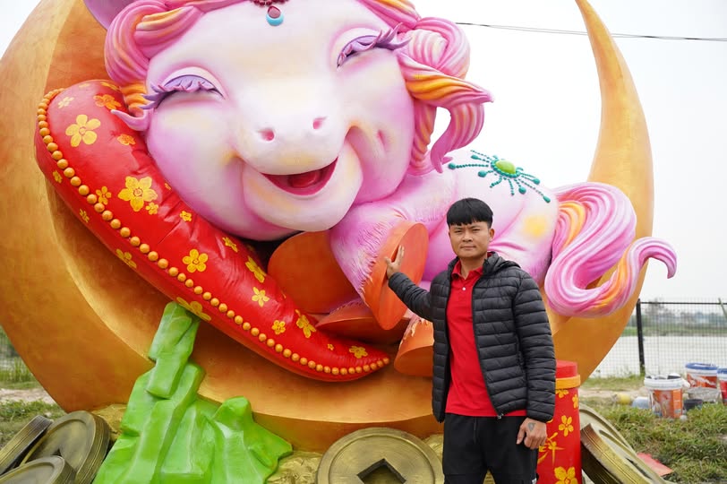 Anh Quân chụp hình bên tác phẩm Ngựa Thương.