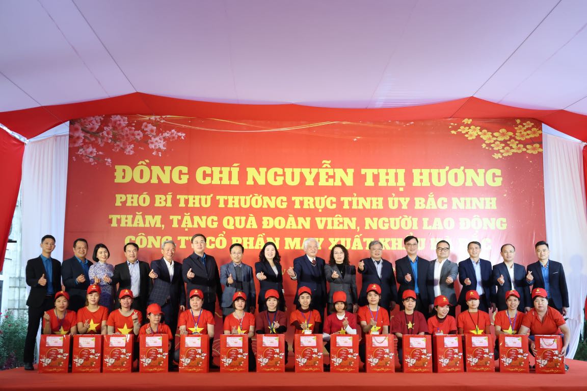 Los delegados se toman fotos de recuerdo con los miembros del sindicato y los trabajadores. Foto: Quyet Chien