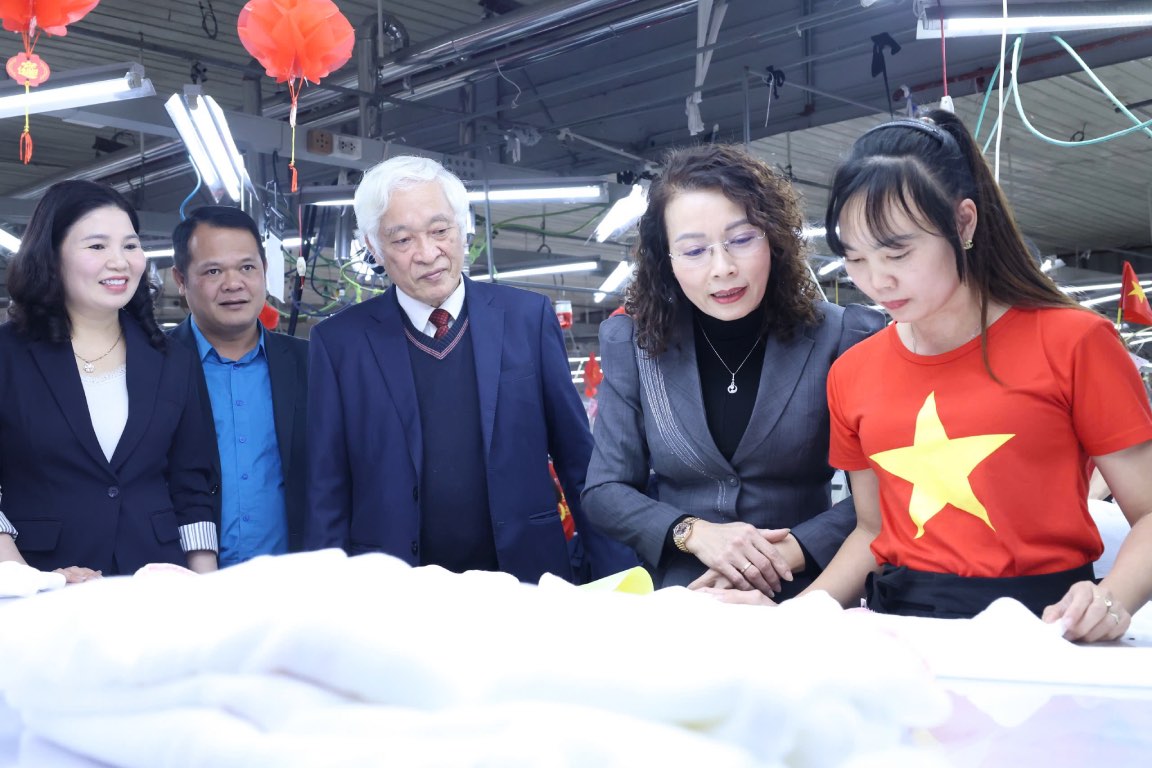 Bà Nguyễn Thị Hương - Phó Bí thư Thường trực Tỉnh ủy Bắc Ninh (thứ hai từ phải sang) thăm hỏi, động viên người lao động. Ảnh: Quyết Chiến