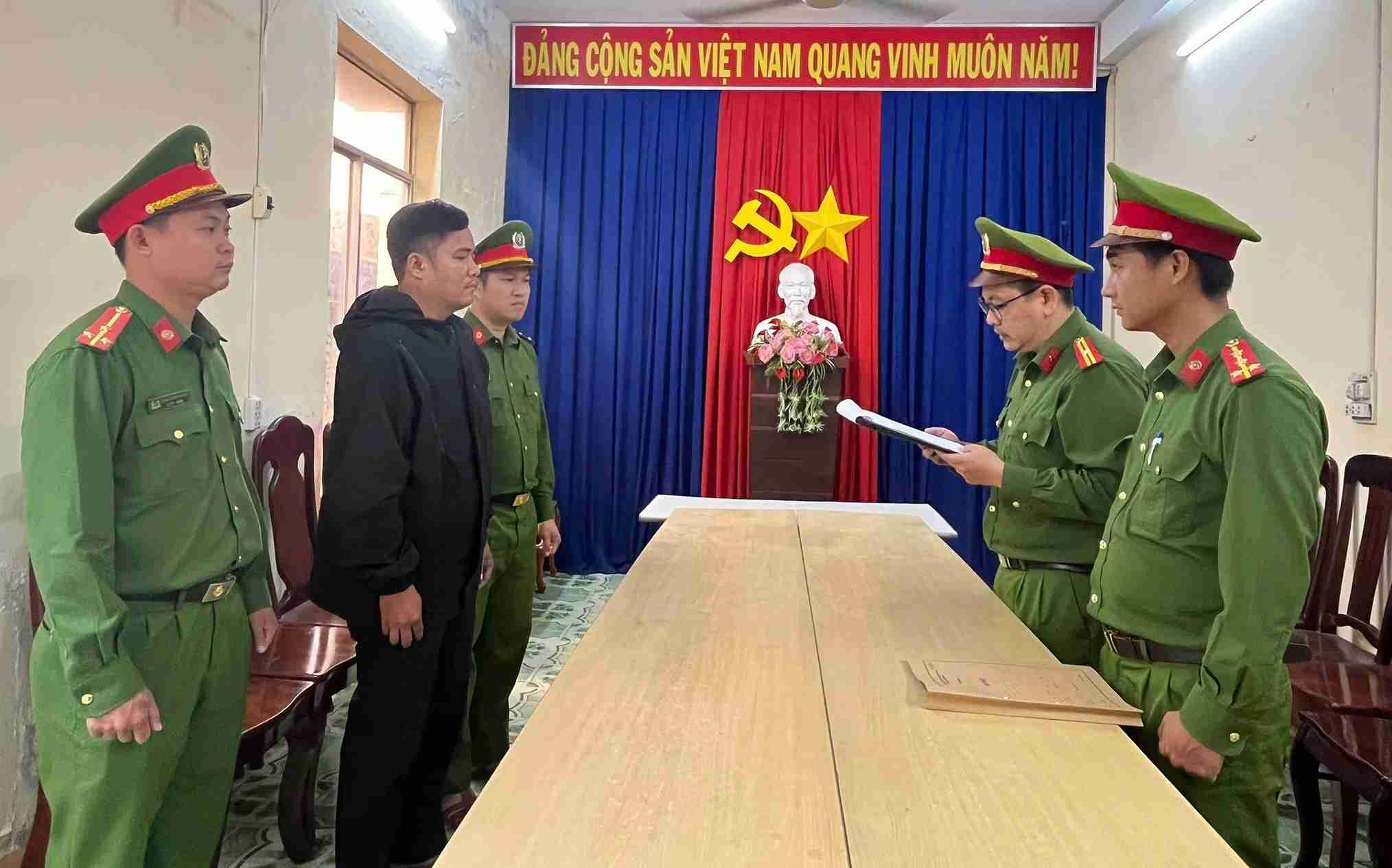 Lực lượng chức năng đọc quyết định khởi tố bị can Nguyễn Ngọc Hải Đăng. Ảnh: Công an cung cấp