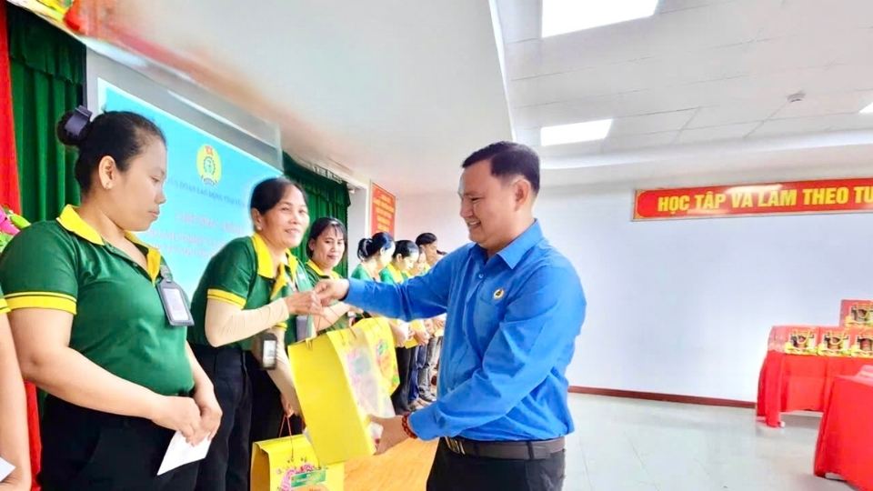 Vinh Long Provincial Trade Union visits businesses, presents Tet gifts of Binh Ngo 2026 to workers of Lefaso Tra Vinh Company. Photo: Hoang Loc