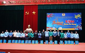 Hac Thanh Ward Trade Union presents hundreds of Tet gifts to workers in difficult circumstances