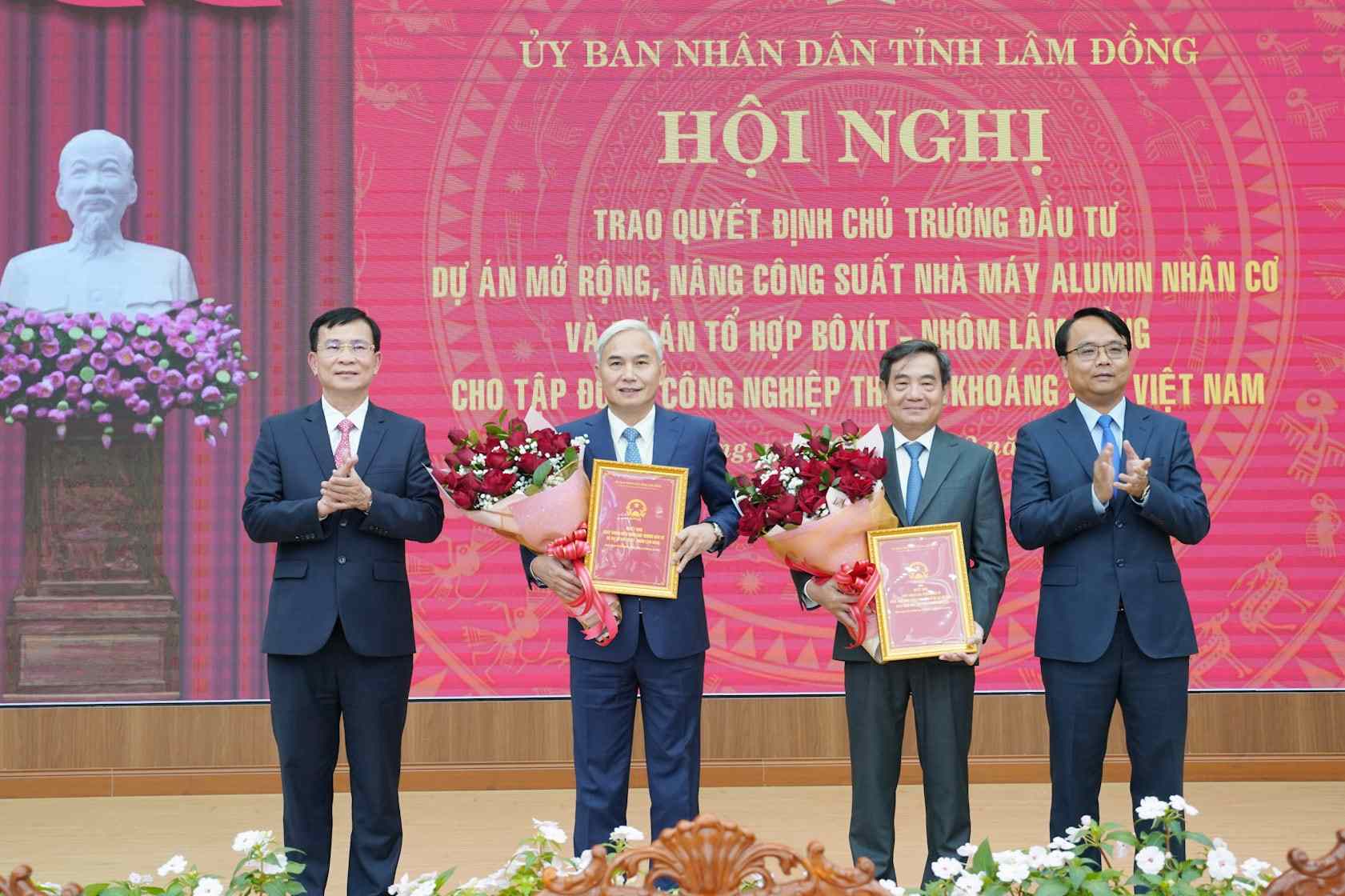 Lãnh đạo tỉnh Lâm Đồng trao quyết định điều chỉnh chủ trương đầu tư 2 dự án bô xít - nhôm cho trao quyết định chủ trương đầu tư các dự án cho Tập đoàn Công nghiệp Than - Khoáng sản Việt Nam. Ảnh: Nguyễn Lương  