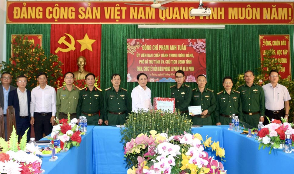 Ông Phạm Anh Tuấn tặng quà cho Đồn Biên phòng Ia Pnôn. Ảnh: Ngọc Minh