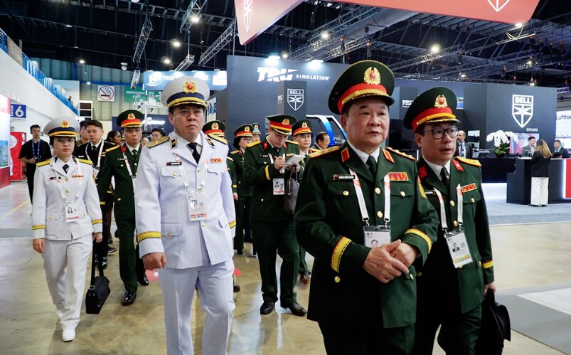 El Teniente General Hoàng Xuân Chiến - Miembro del Comité Permanente de la Comisión Militar Central, Viceministro de Defensa y la delegación vietnamita asisten al Singapore Airshow 2026. Foto: Ministerio de Defensa