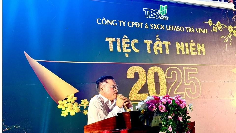 Ông Lê Duy Khương – Tổng Giám đốc Công ty Lefaso Trà Vinh phát biểu tại tiệc tất niên, chia sẻ định hướng chăm lo đời sống người lao động dịp Tết. Ảnh: Hoàng Lộc