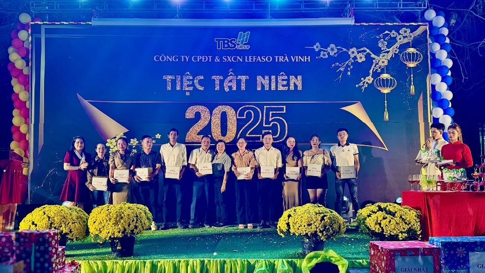 The organizing committee presents lucky draw gifts to Lefaso Tra Vinh workers at the year-end party program. Photo: Hoang Loc
