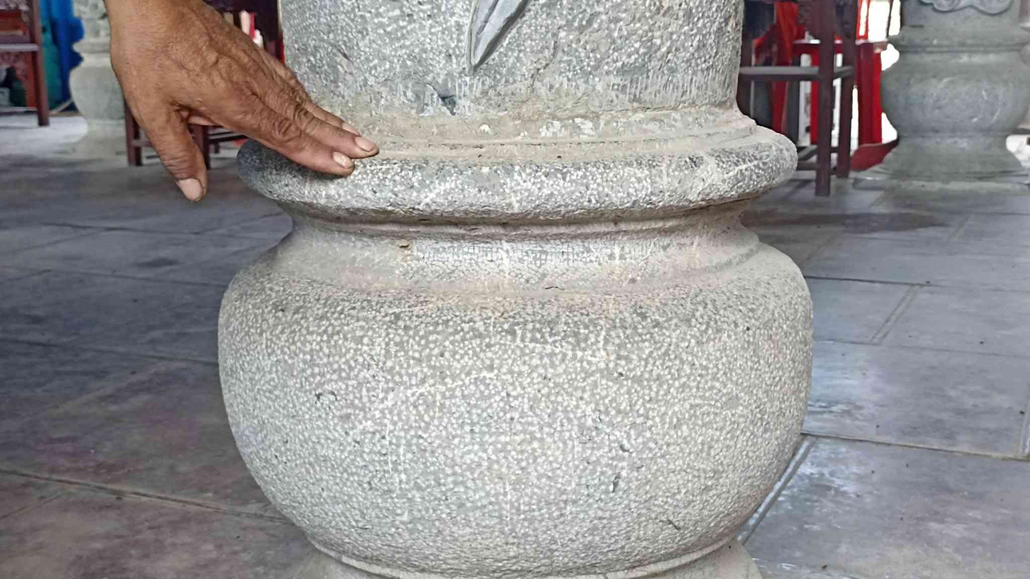 Các đế đỡ cột cũng được làm hoàn toàn bằng đá. Ảnh: Diệu Anh