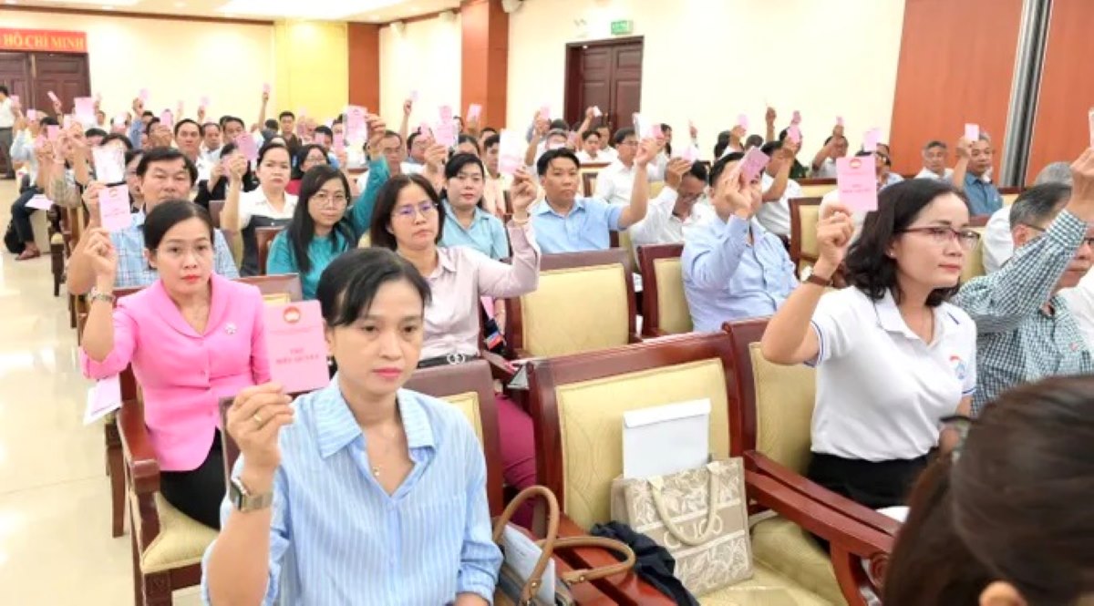 Đại biểu biểu quyết danh sách sơ bộ những người ứng cử. Ảnh: Minh Dung