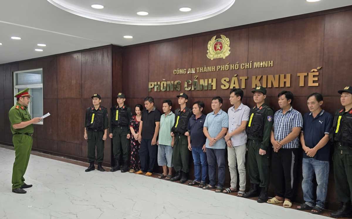 Bắt tạm giam 8 đối tượng trong đường dây pha trộn dung môi vào xăng A95 Bắt tạm giam 8 đối tượng trong đường dây pha trộn dung môi vào xăng A95