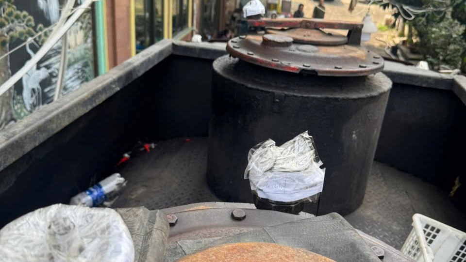 Cơ quan điều tra phát hiện hành vi pha trộn dung môi công nghiệp vào xăng A95 ngay tại bồn ngầm của trạm. Ảnh: Công an cung cấp