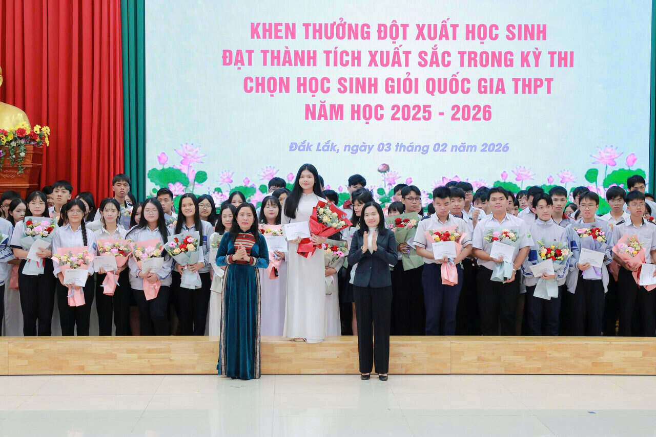 Dak Lak education sector rewards 114 students who won prizes at the national exam. Photo: Thanh Tam