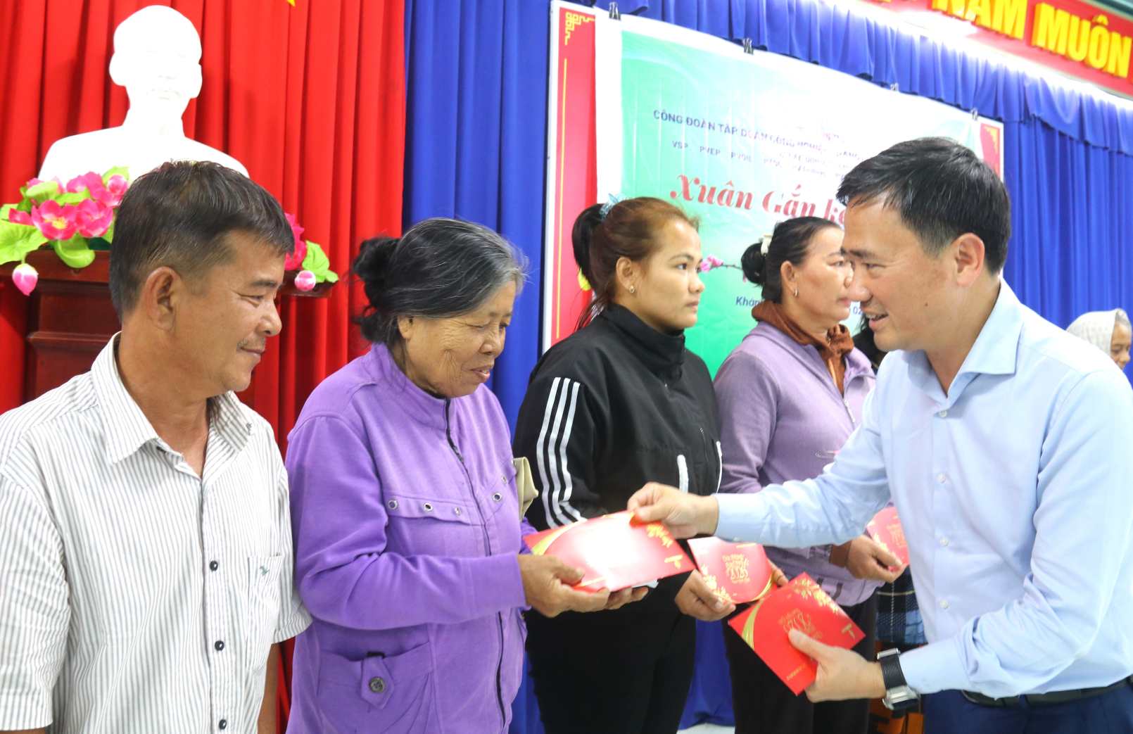 Ông Vũ Anh Tuấn – Phó Chủ tịch Công đoàn Petrovietnam tặng quà bà con xã Vĩnh Hải. Ảnh: Phương Linh