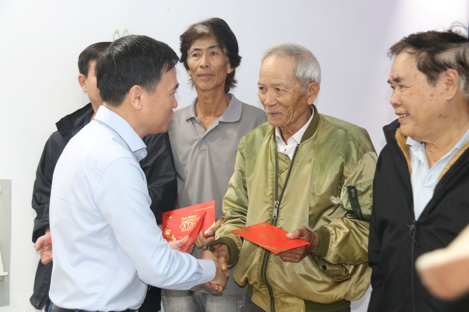 200 suất quà Xuân gắn kết, Tết nghĩa tình đến với bà con vùng lũ xã Suối Hiệp, tỉnh Khánh Hòa. Ảnh: Phương Linh