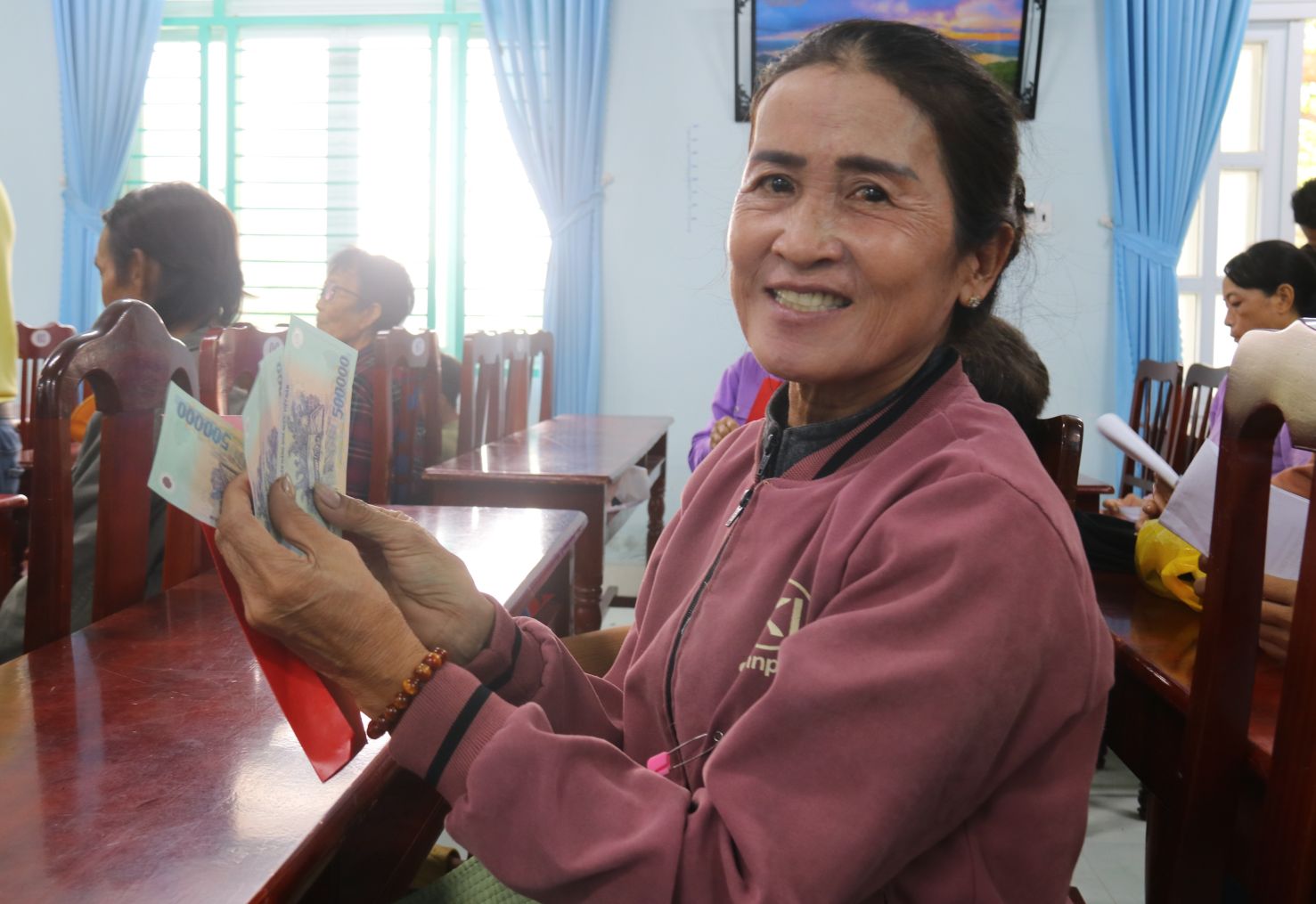 Niềm vui của người dân xã Vĩnh Hải khi nhận món quà Xuân Gắn kết, Tết Nghĩa tình trước thềm năm mới. Ảnh: Phương Linh