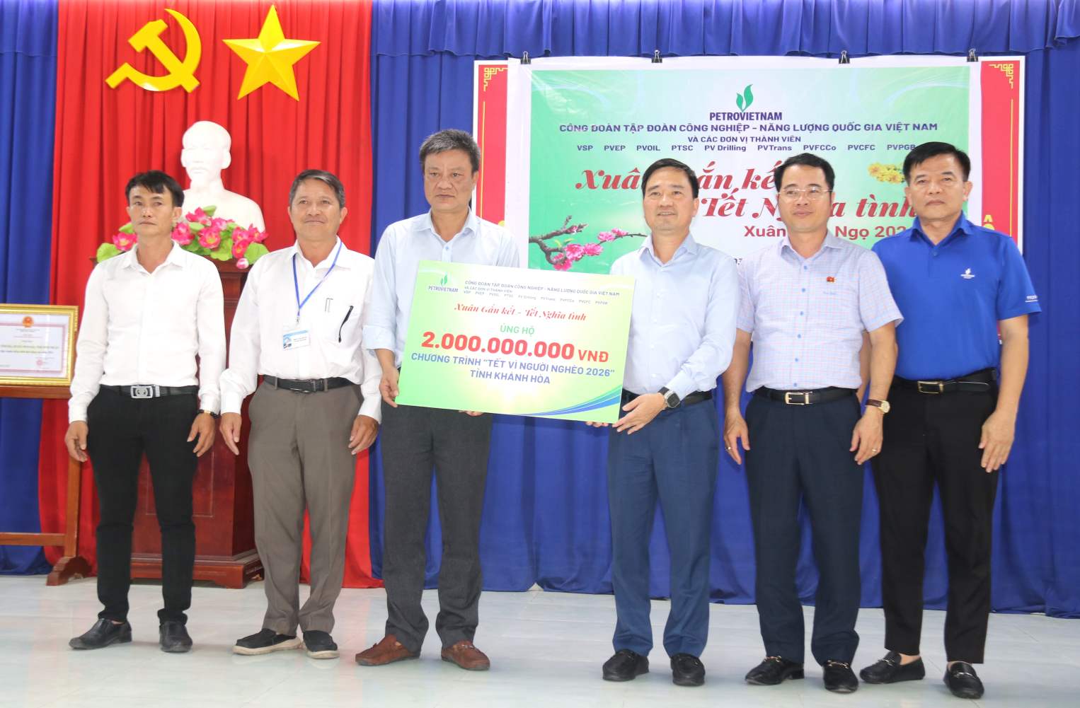 El Sr. Vu Anh Tuan, vicepresidente del Sindicato de Petrovietnam, entregó 2 mil millones de VND en apoyo de regalos de Tet para personas pobres en la provincia de Khanh Hoa a representantes del Comité del Frente de la Patria de Vietnam de la provincia. Foto: Phuong Linh