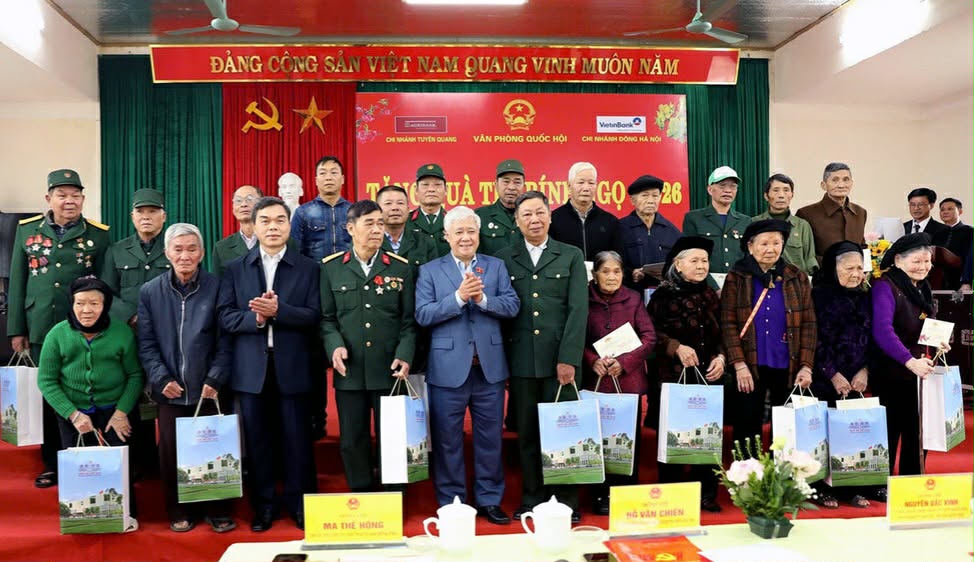 Ông Đỗ Văn Chiến tặng quà người có công và người cao tuổi trên địa bàn xã Sơn Thủy. Ảnh: Đức Thắng